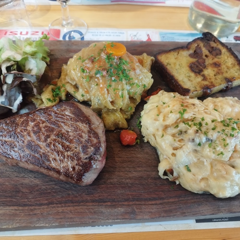 Une pièce de bœuf et son gratin servis sur ardoise
