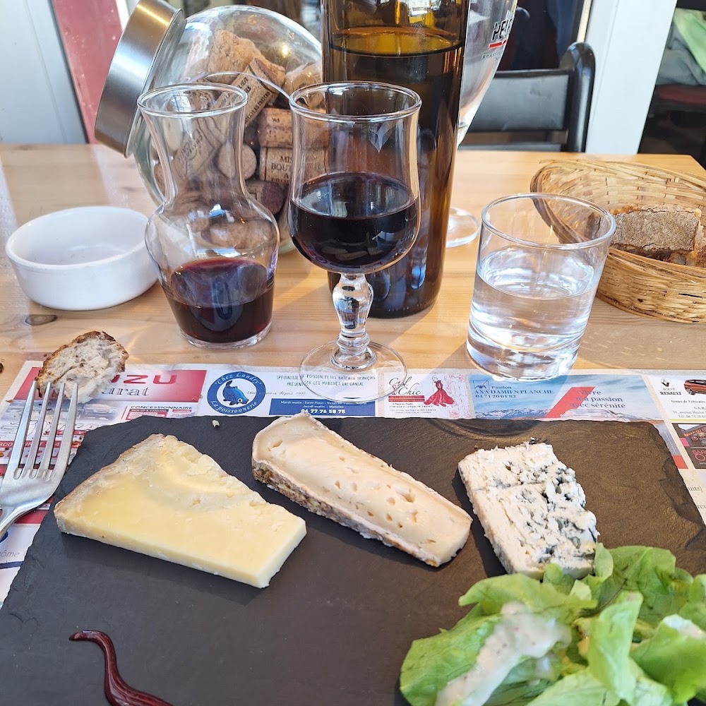 Une planche de fromages et un verre de vin rouge