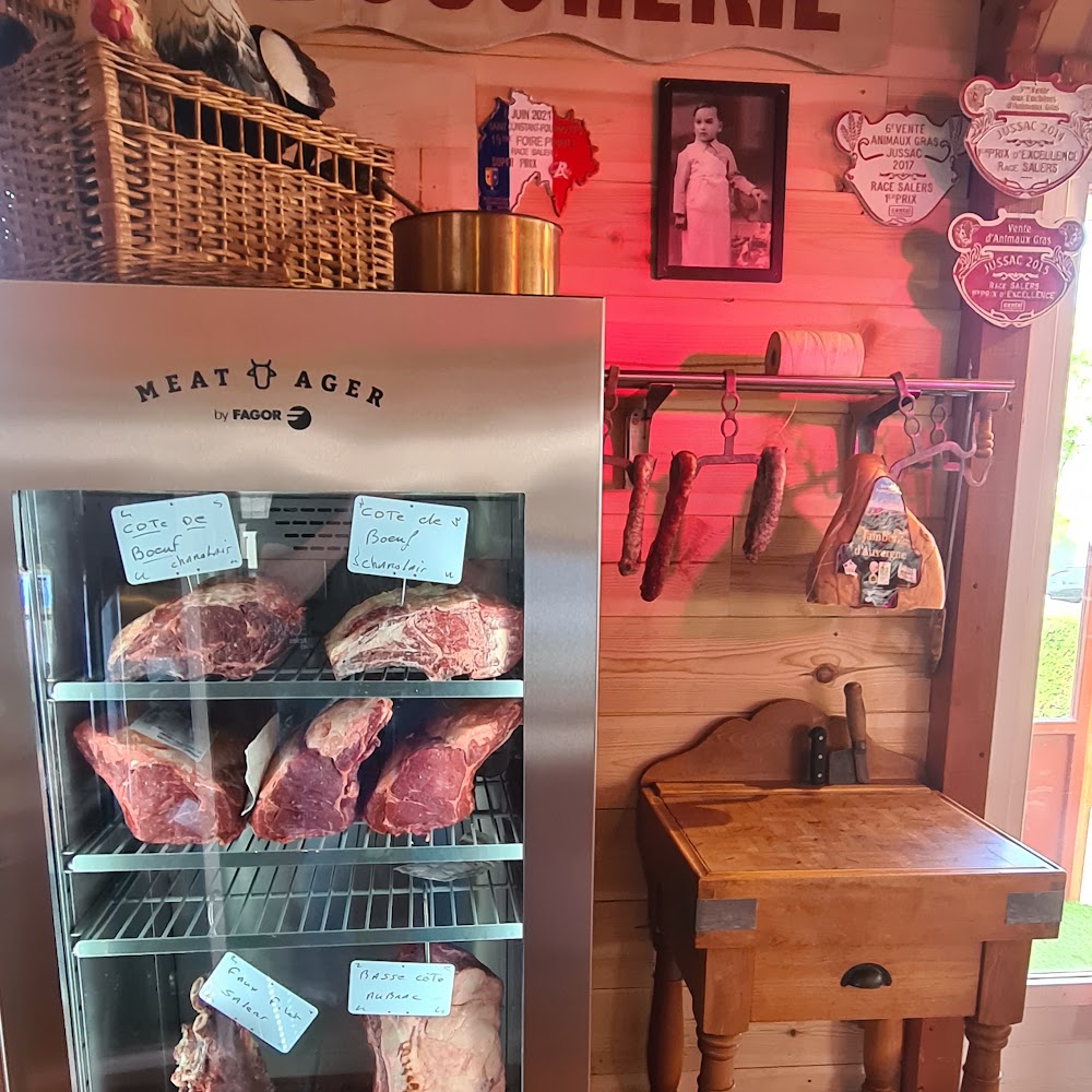 L'armoire de maturation de la viande et le billot du boucher, à l'entrée du restaurant